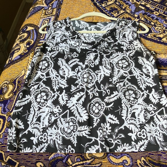 Black and white – classic! - Picture 3 of 3